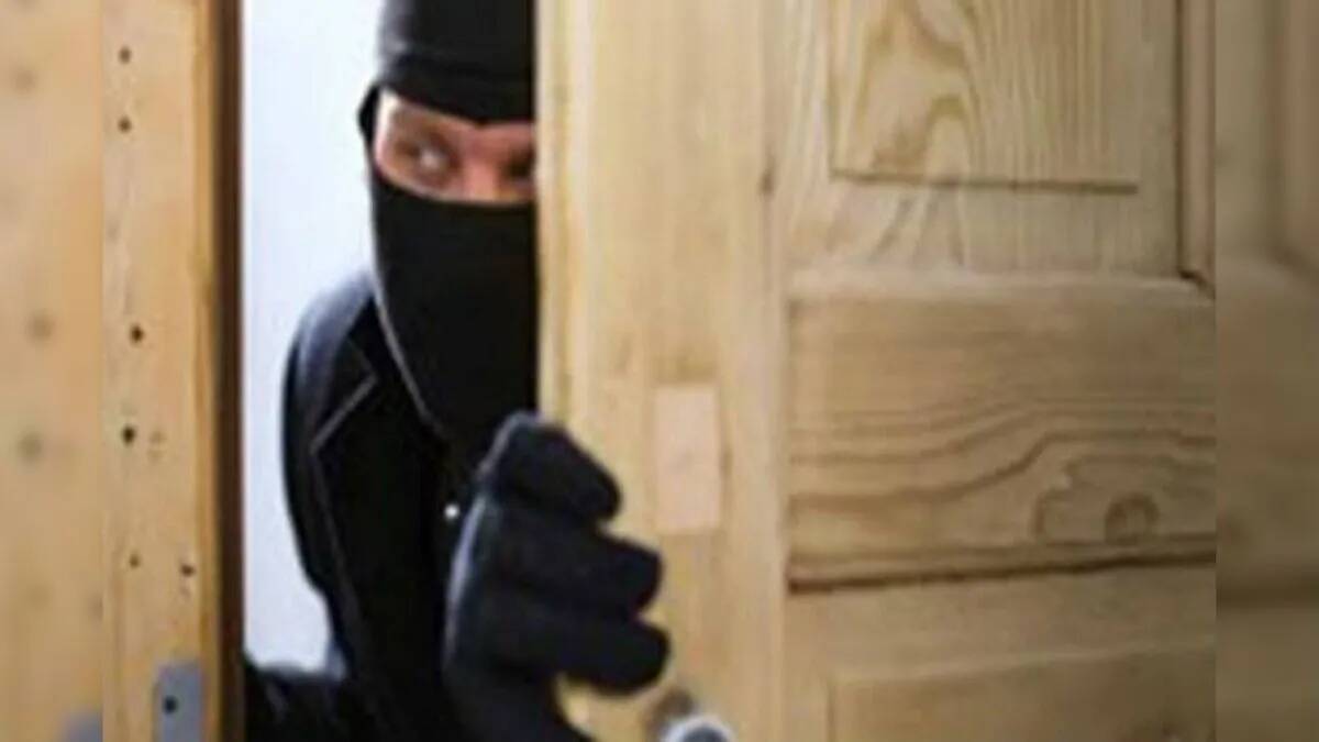 dombivli robbery workers came to pack the goods at home in dombivali and stole valuable articles