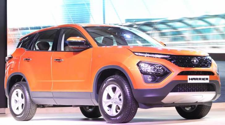 Tata Harrier, Safari: या दोन्ही एसयूव्ही गाड्यांवर टाटा मोटर्सकडून ६५ हजार रुपयांपर्यंत डिस्काउंट दिला जात आहे. यात पाच हजार रुपयांचं कॉर्पोरेट डिस्काउंट, काही मॉडेल्सवर ३० हजार रुपयांपर्यंत कॅश डिस्काउंट आणि ३० हजार रुपयांच्या एक्स्चेंज बोनसचा समावेश आहे.