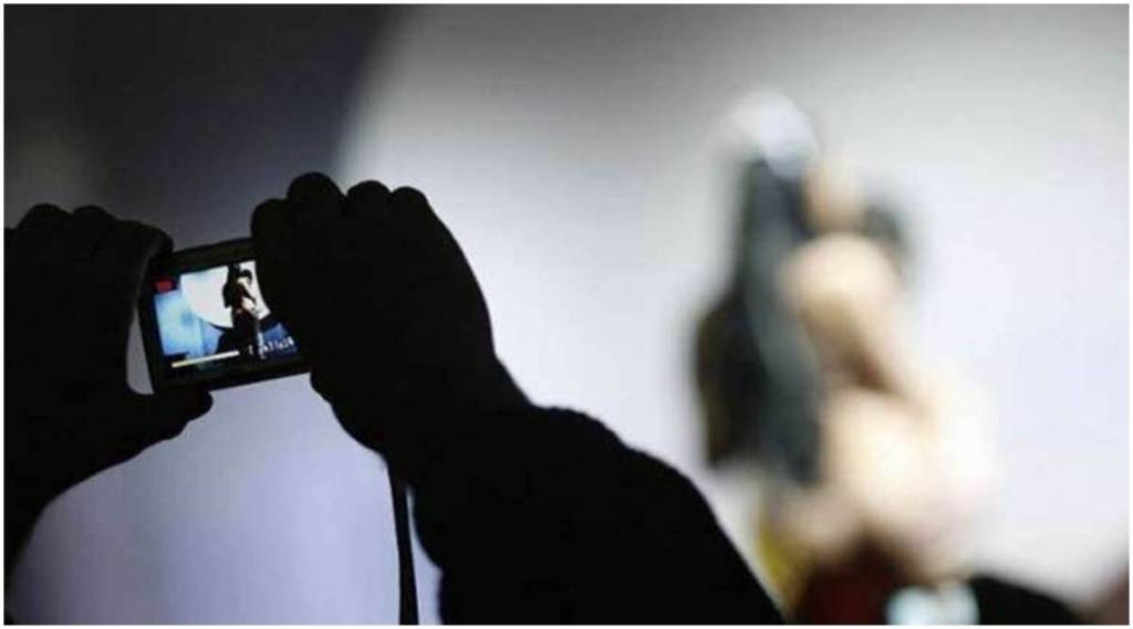 मुंबईः अश्लील चित्रफीतीच्या माध्यमातून महिलेची बदनामी करणाऱ्याला अटक; प्रियकराविरोधातही गुन्हा दाखल