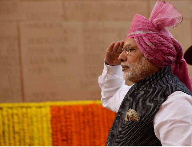 २०१७ साली ६८व्या प्रजासत्ताक दिनी पंतप्रधान मोदींनी गुलाबी रंगाची आणि चंदेरी पट्टी असलेली पगडी परिधान केली होती. (फोटो:ANI)