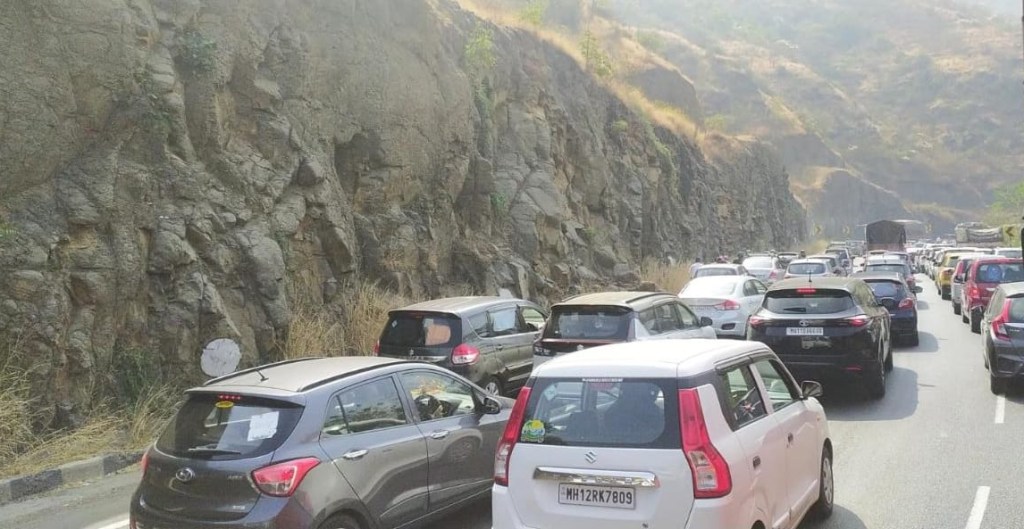 Traffic jam on Pune-Satara route