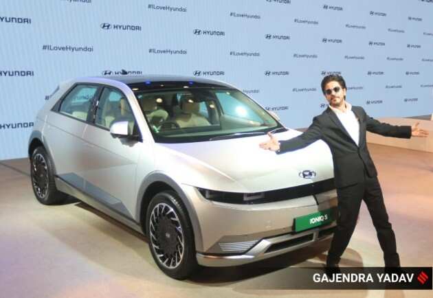  या ऑटो एक्सपोमध्ये बॉलिवूडचा प्रसिद्ध अभिनेता शाहरुख खान ह्युंदाई (Hyundai) कंपनीच्या ईव्ही कारच्या लाँचिंगमध्ये सहभागी झाला होता. ह्युंदाईने या स्पेशल कारचे नाव Loniq 5 EV असे ठेवले आहे. 