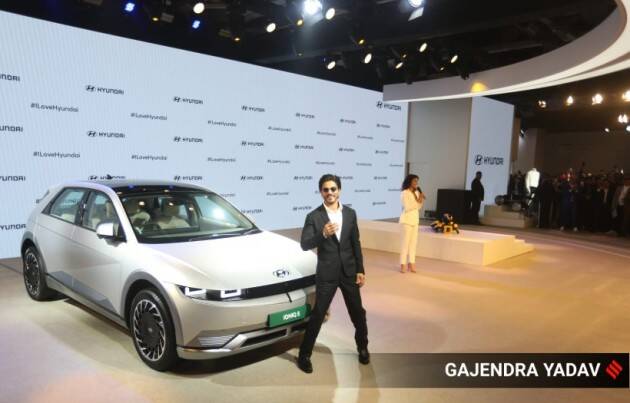 Hyundai Motor India ने त्याचे सर्व इलेक्ट्रिक मॉडेल Ioniq 5 लाँच केले आहे ज्याची किंमत ४४.९५ लाख रुपये (एक्स-शोरूम) आहे. हे मॉडेल कंपनीच्या समर्पित बॅटरी इलेक्ट्रिक वाहन प्लॅटफॉर्म E-GMP वर आधारित आहे.