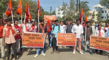 Protest in front of BSNL office in Thane city by Mahanagara branch of Maharashtra Navnirman Sena demanding repair of bad roads