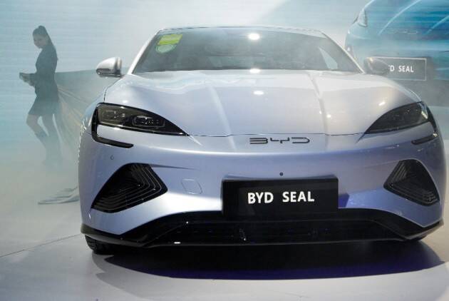 ऑटो एक्सपो 2023 मध्ये, चीनी इलेक्ट्रिक कार निर्माता BYD इंडियाने बुधवारी सांगितले की ते 2023 च्या शेवटच्या तिमाहीत त्यांची लक्झरी सेडान BYD SEAL देशात लॉन्च करण्याची योजना आखत आहे.
