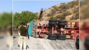 Two trucks collided with each other at Khambataki Ghat on Pune-Satara highway