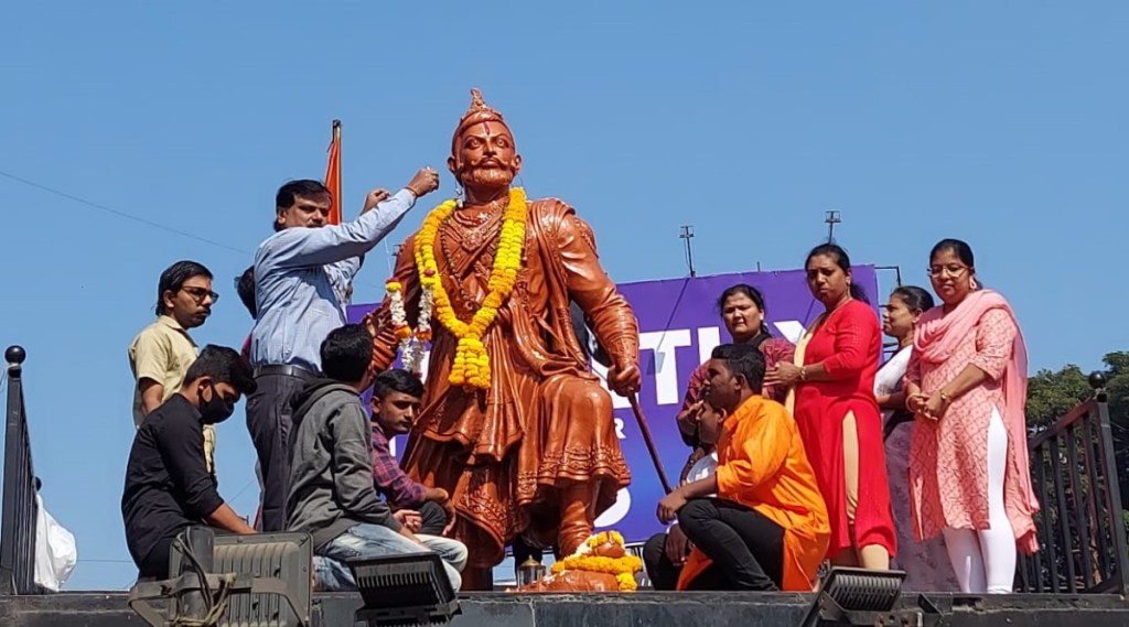 Chhatrapati Sambhaji Maharaj's statue is anointed with Ganga water by Hindu Federation