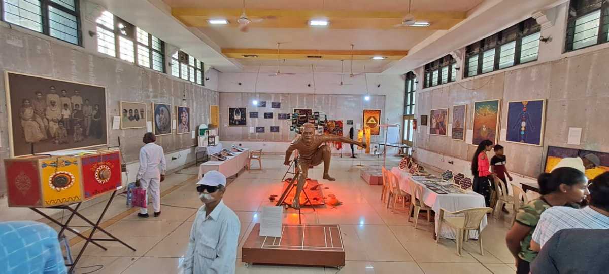 “सध्याच्या परिस्थितीत मी खूप अस्वस्थ होते. आमच्या मागच्या पिढीने चांगल्या कामाची बीजं रोवली. या प्रदर्शनातून पुढच्या पिढीपर्यंत पोहोचता येईल