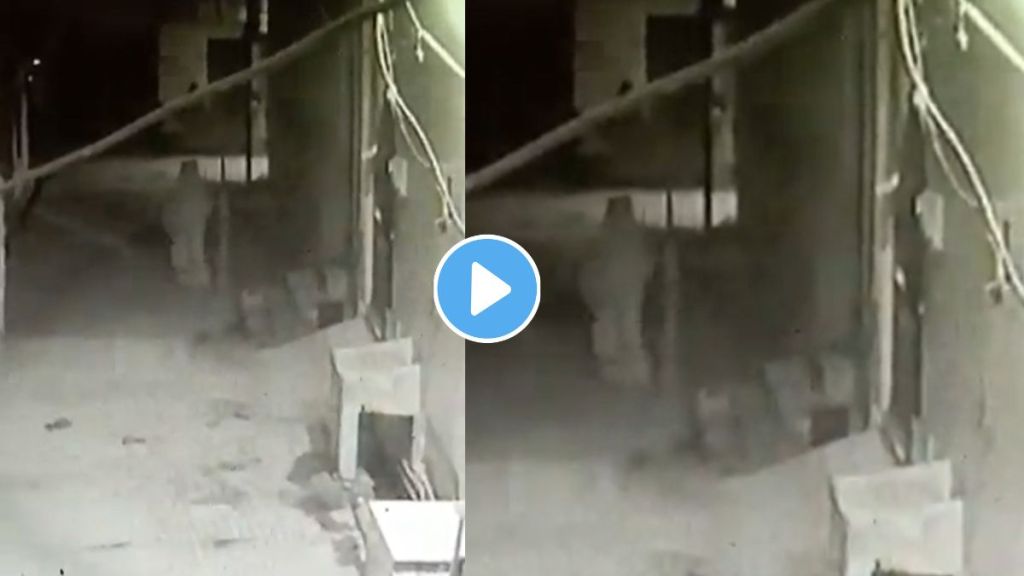 Viral Video : CCTV मध्ये कैद झालं भूत; सोशल मीडियावर चर्चांना उधाण