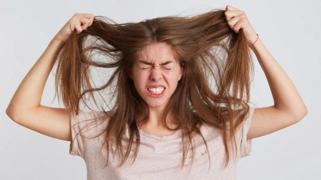 तुमचेही केस भरपूर प्रमाणात गळतायत का? तज्ञांकडून जाणून घ्या ‘या’ समस्येवर घरगुती उपाय