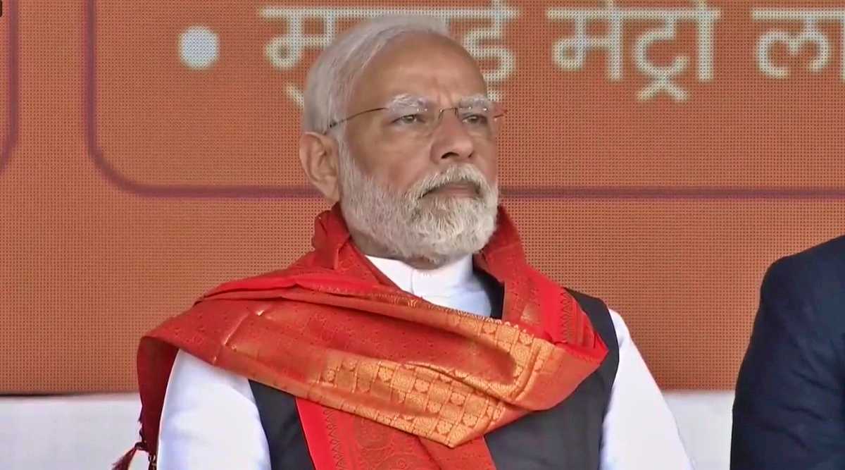 राज्याचे उपमुख्यमंत्री देवेंद्र फडणवीस यांनी मुंबईत पंतप्रधान मोदींसमोर केलेल्या भाषणात शिवसेनेतील बंडखोरी, काही लोकांची बेईमानीपासून एकनाथ शिंदेंच्या हिमतीपर्यंत अनेक महत्त्वाची विधानं केली. याचा हा आढावा...