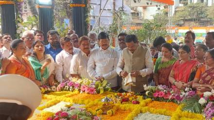 Thackeray group at Anand Dighe memorial