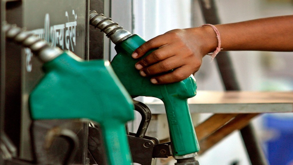 Petrol-Diesel Price on 2 January 2023: आठवड्याची नवी सुरुवात, आज पेट्रोल स्वस्त की महाग? पहा तुमच्या शहरांतील किंमती