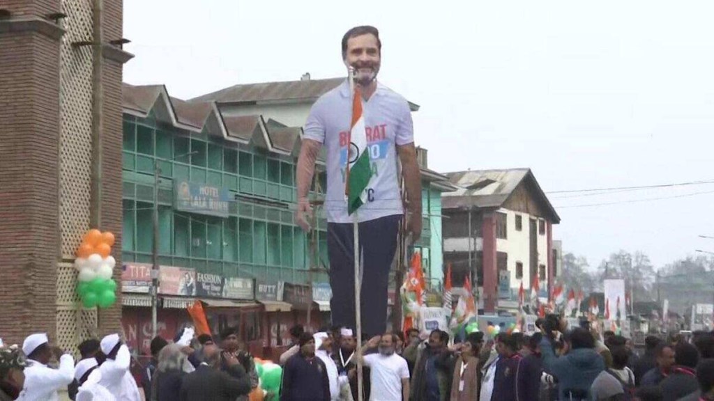 Rahul Gandhi unfurls tricolour at lal chowk