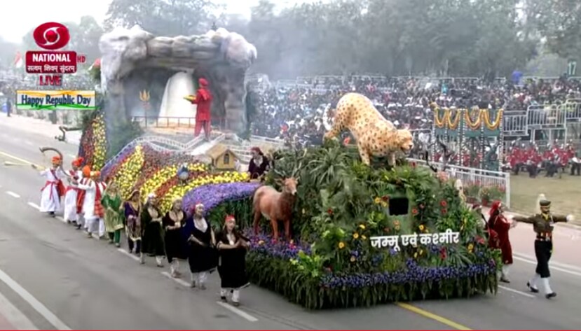 या चित्रररथात पवित्र अमरनाथ गुफाही दाखवली गेली.