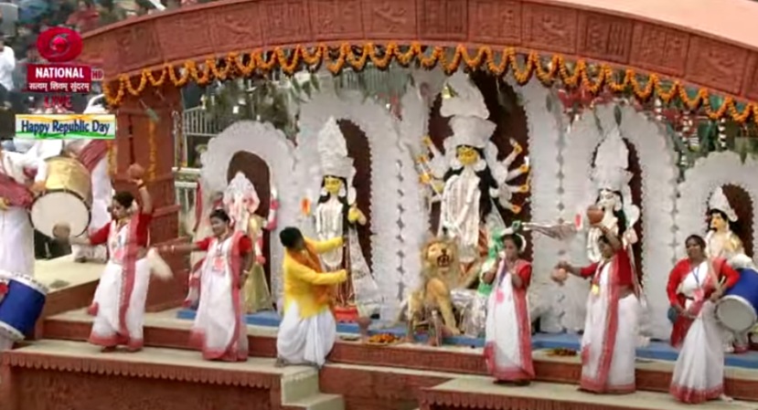 पश्चिम बंगालच्या चित्ररथात पारंपारिक पद्धतीने दुर्गा देवीची पूजा दाखवण्यात आली.