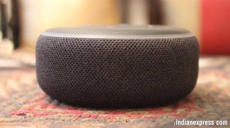 Echo Dot (3rd Gen) या स्मार्ट स्पीकरसोबत Amazon स्मार्ट प्लगचा देखील समावेश आहे. यात युजर्स व्हॉइस कनेक्ट करू शकतात. तुम्ही अ‍ॅमेझोनच्या सेलमध्ये १६५० रुपयांची सूट मिळाल्यानंतर हे प्रॉडक्ट ४,८४८ रुपयांना खरेदी करू शकता. (Image Credit - The Indian Express)