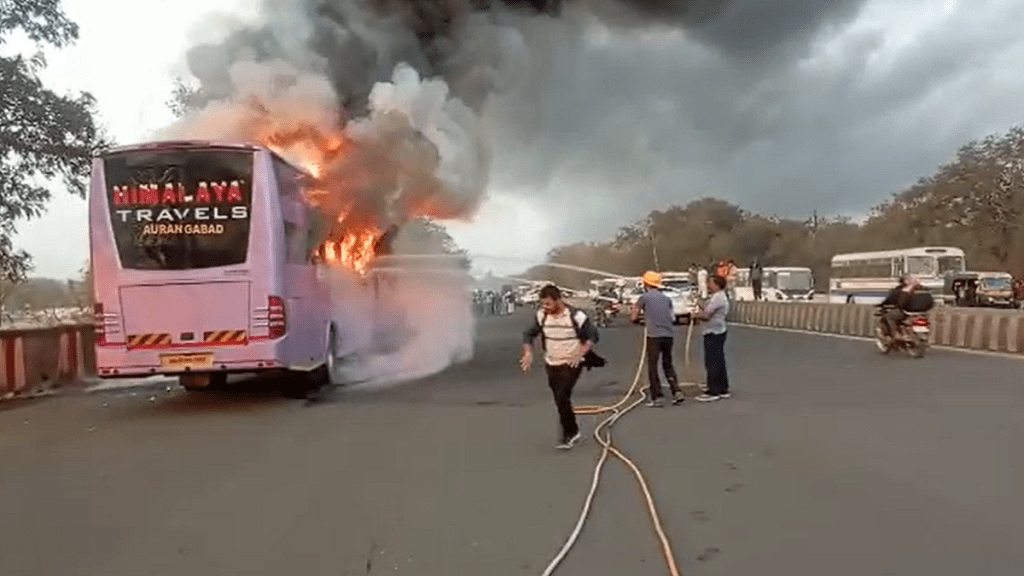 private bus caught fire Aurangabad