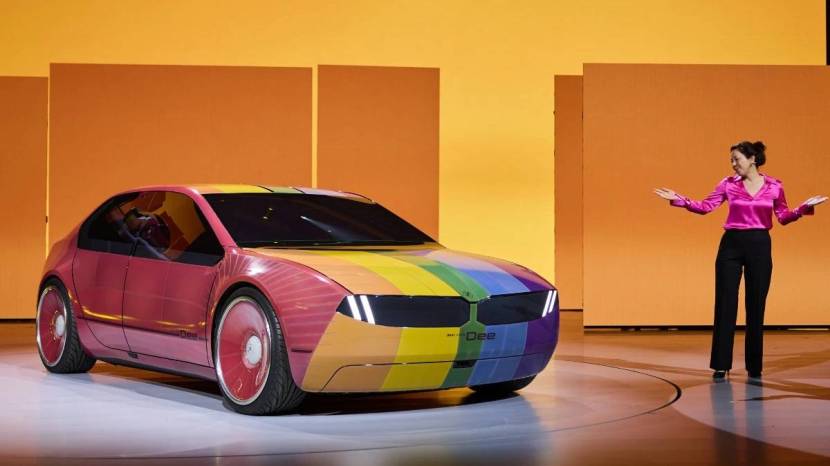 BMW ने ड्रायव्हरच्या मूडनुसार रंग बदलणारी कार लाँच केली आहे. ज्यात आधुनिक तंत्रज्ञान वापरण्यात आले आहे. (Image Credit - Bmw)