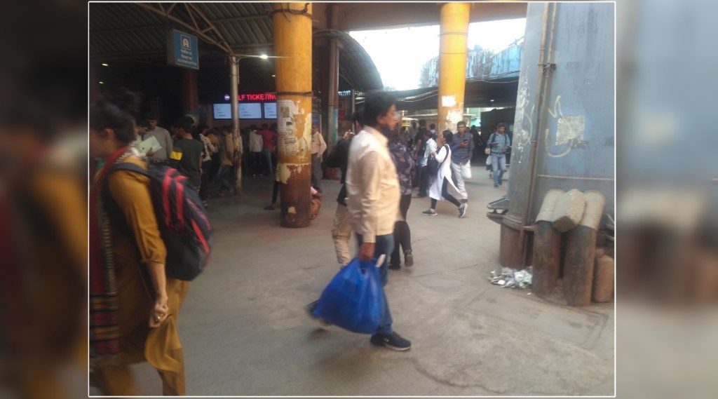 Municipal action against hawkers in Thane station and Talavpali area