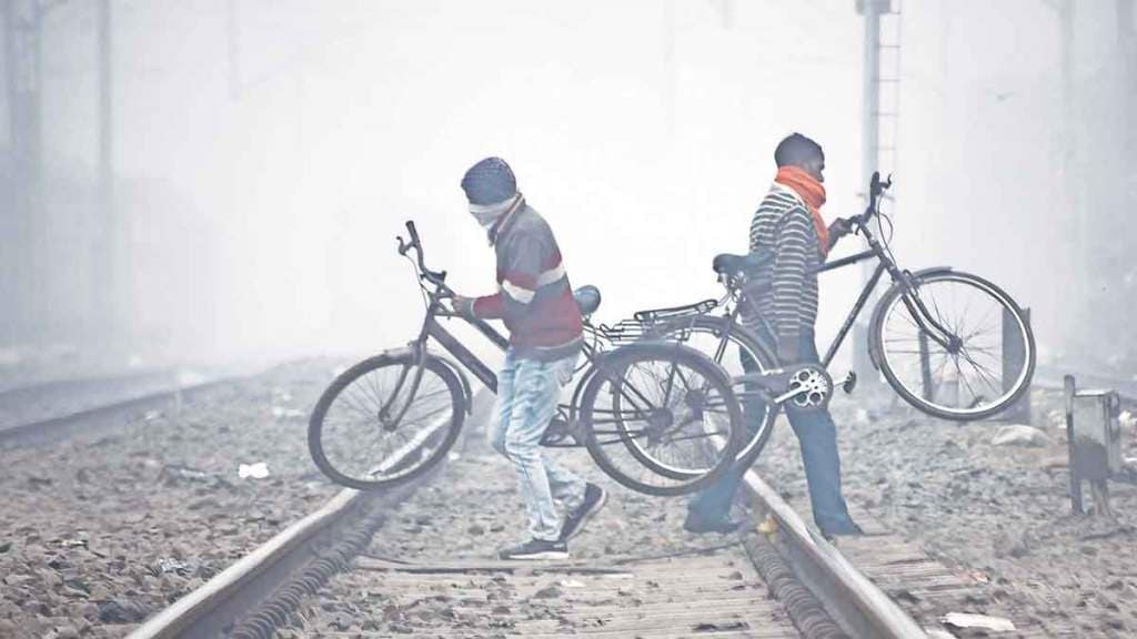 उत्तर भारतात सध्या कडाक्याची थंडी आहे. बिहारची राजधानी पाटण्यात रविवारी दाट धुके होते.