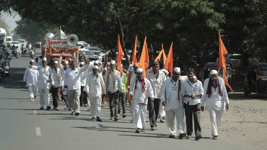 पाऊले चालती त्र्यंबकची वाट…संत निवृत्तीनाथ यात्रेनिमित्त जिल्ह्याच्या ग्रामीण भागातून दिंड्यांचा ओघ त्र्यंबकच्या दिशेने सुरु राहिला. (छाया- यतीश भानू)
