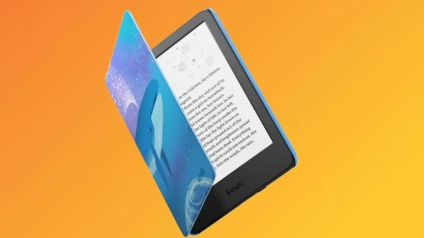 Kindle (2022) हे कमी वजनाचे आणि कॉम्पॅक्ट रचना असलेले प्रॉडक्ट आहे. हे डिव्हाईस एकदा चार्ज केले ६ आठवडे याची बॅटरी चालते. या डिव्हाइसवर १,४९९ रुपयांची सूट असून तुम्ही हे डिव्हाईस ८,४९९ रुपयांना खरेदी करू शकता. (Image Credit - Financial Express)