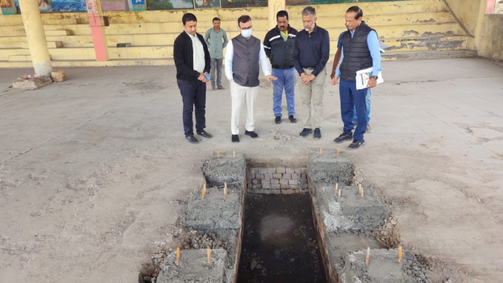 Municipal Commissioner and Administrator Dr. Chandrakant Pulkundwar inspected the graveyards.