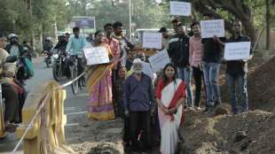 former corporator protest against smelly water supply