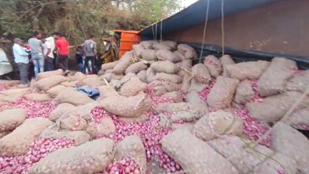 truck carrying onions overturned satara