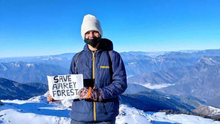 उत्तराखंडमधील १३ हजार फूट उंच केदारकांठावर चढाई करून २३ वर्षीय तरुणाने 'आरे जंगल वाचवा'चा संदेश दिला.