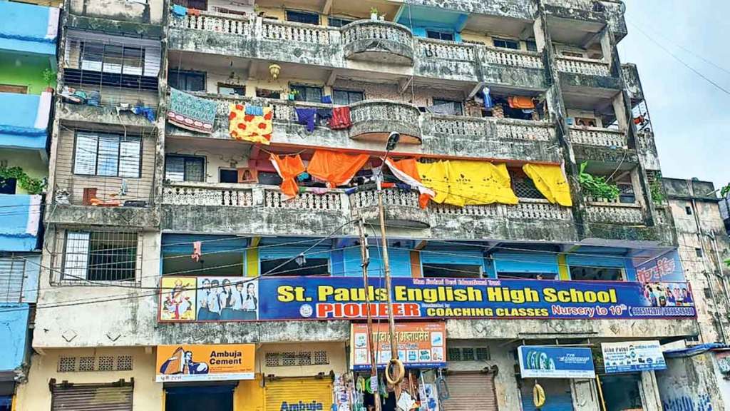 वसई, विरार परिसरात ५० अतिधोकादायक इमारती; महापालिकेकडून नोटिसा