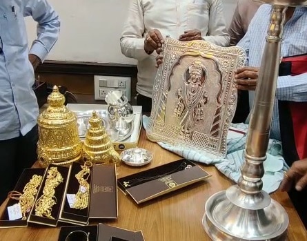 शेतकरी कष्टकरी अशा गरिबांचा देव असणाऱ्या विठ्ठलाच्या खजिन्यामध्ये जालना येथील एका भाविकाने तब्बल पावणे दोन कोटी रुपयांचे दान दिले आहे.