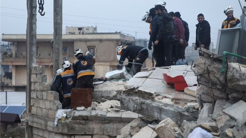तुर्कस्तानचे उपराष्ट्रपती फुअत ओकटे यांनी सांगितलं की, भूकंपबाधित भागात बचावकार्य सुरू आहे. जखमींना योग्य उपचार मिळावे यासाठी प्रयत्न केले जात आहेत.( PC : Reuters)