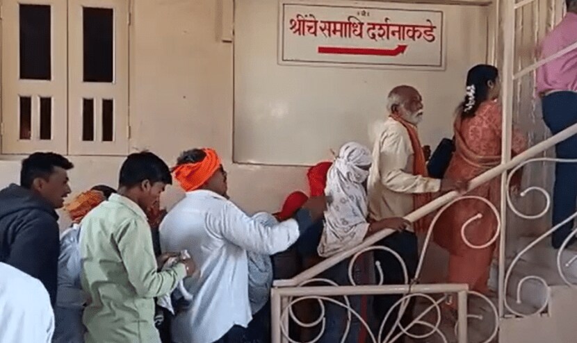 गजानन महाराजांच्या प्रकटदिनी दिवशी शेगाव इथून श्री गजानन महाराजांच्या मंदिरातून पालखी काढली जाते आणि त्यांच्या पादुकांचे पूजन केले जातात.