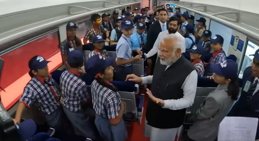 १५ फेब्रुवारीला २०१९ ला पंतप्रधान मोदी यांच्या उपस्थित Train-18 मधून प्रवासी वाहतुकीला सुरुवात, त्यावेळी Train-18 चे नाव बदल 'वंदे भारत एक्पप्रेस' असं करण्यात आले