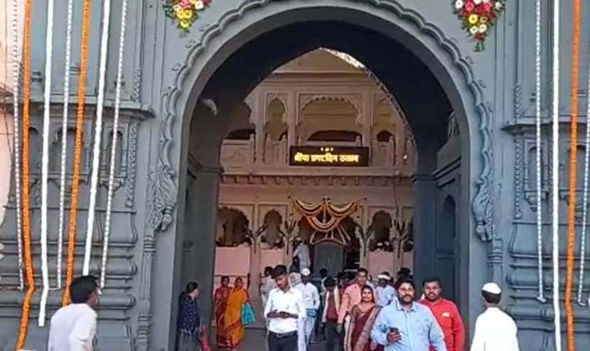 शेगावच्या संत गजानन महाराज मंदिरात आज दिवसभर अनेक धार्मिक कार्यक्रमांचे आयोजन करण्यात आलं आहे.