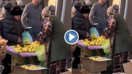 shopkeeper duping customer