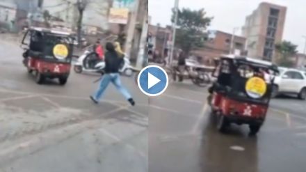 E rickshaw and police viral video