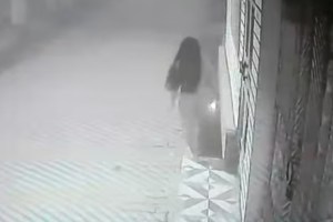 viral video of Naked woman rings doorbells,