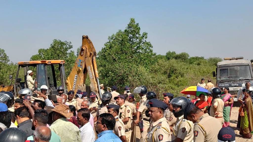 मच्छिमारांनी पुनर्वसनाच्या मागणीसाठी उरणच्या बाह्यवळण मार्गाचे काम थांबवले