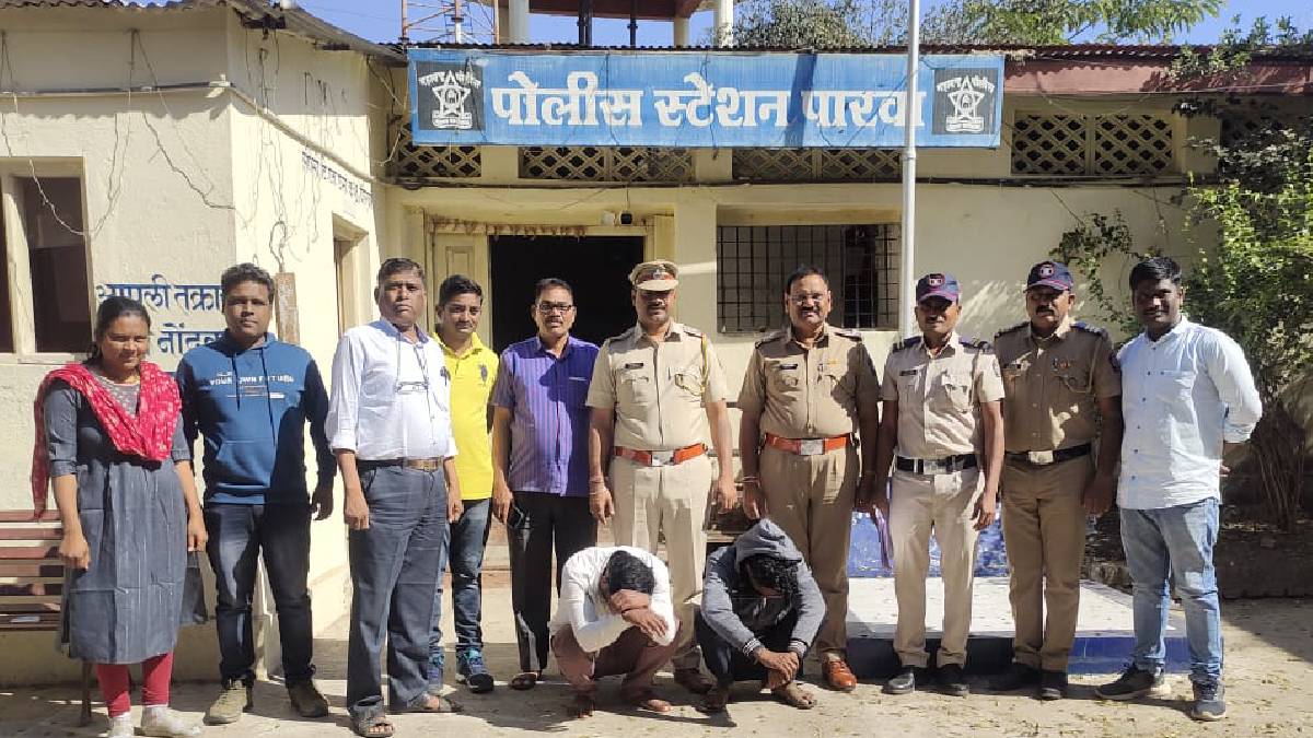 two thugs looted money yavatmal