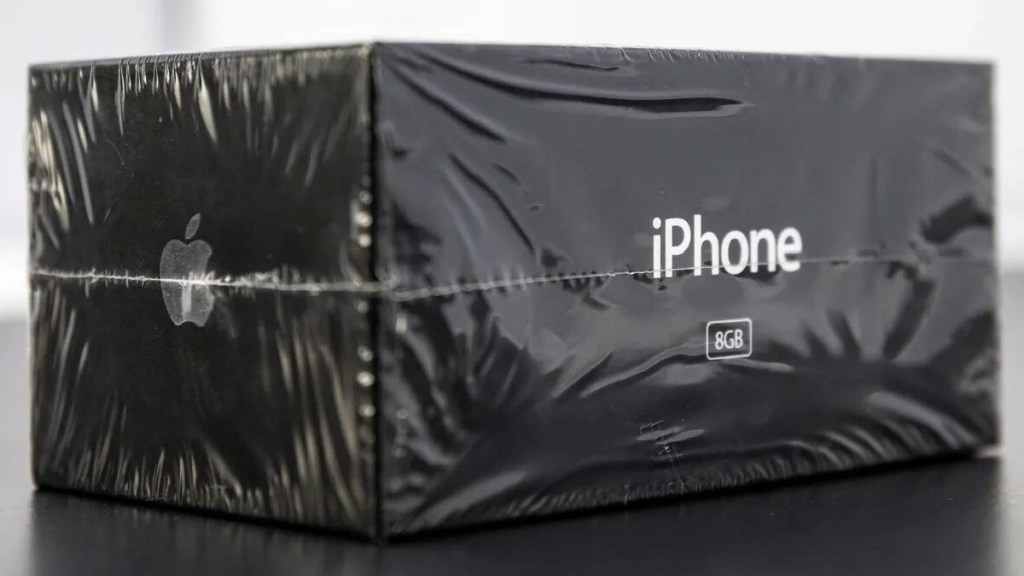 iPhone 2007 sold at auction