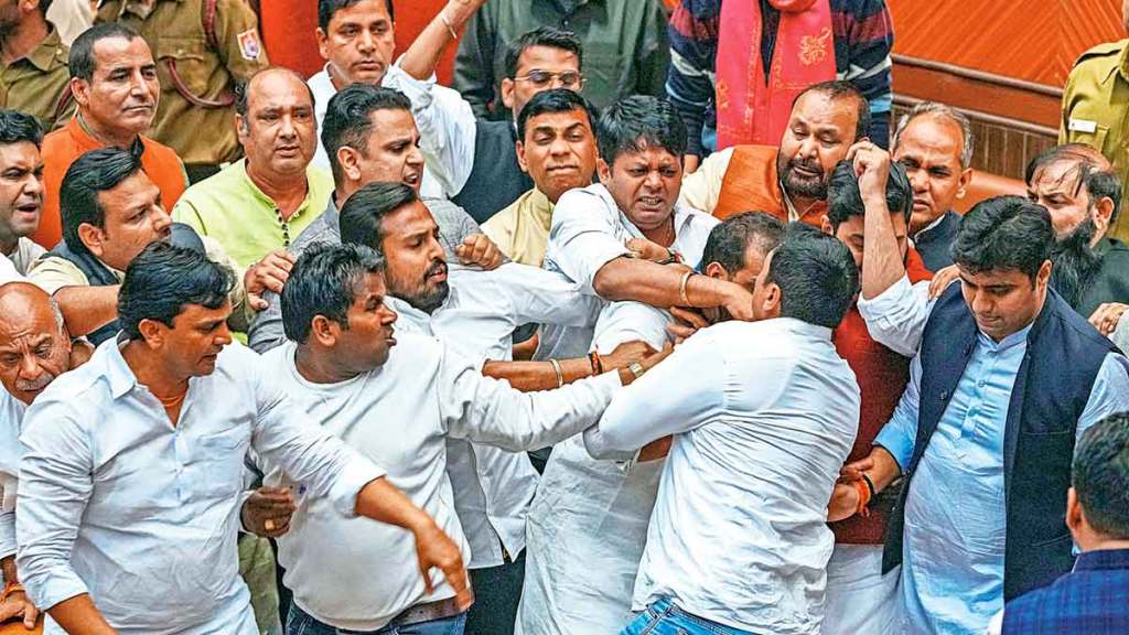 bjp and aap councillors clash