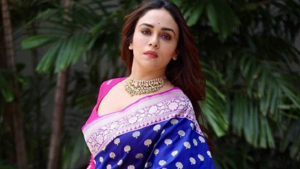 amruta khanvilkar