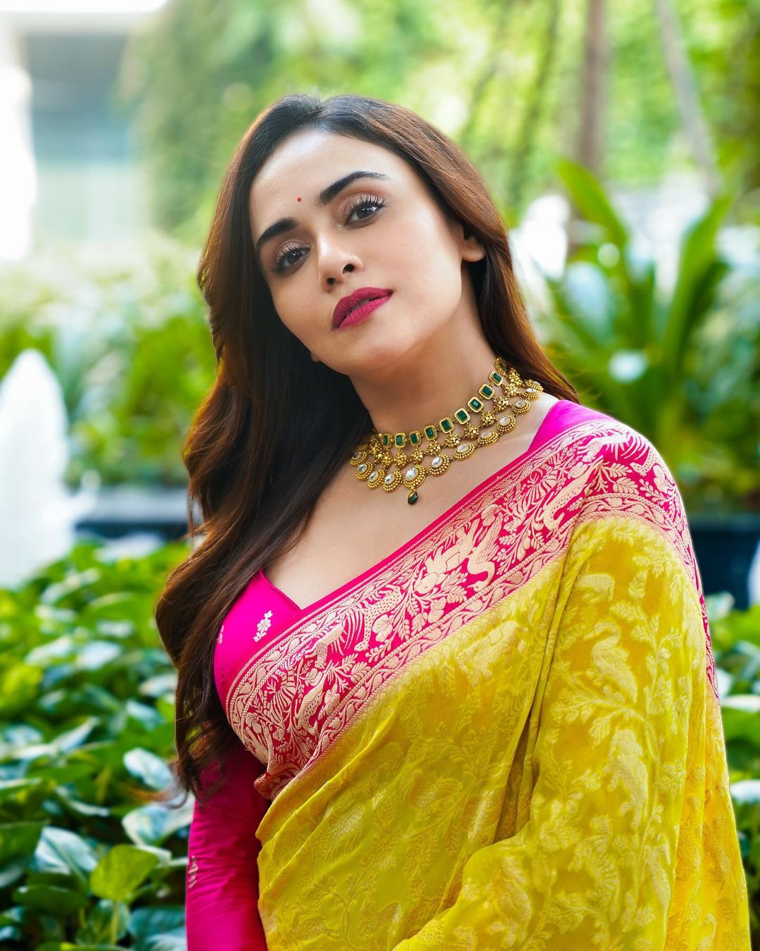 amruta khanvilkar photos 