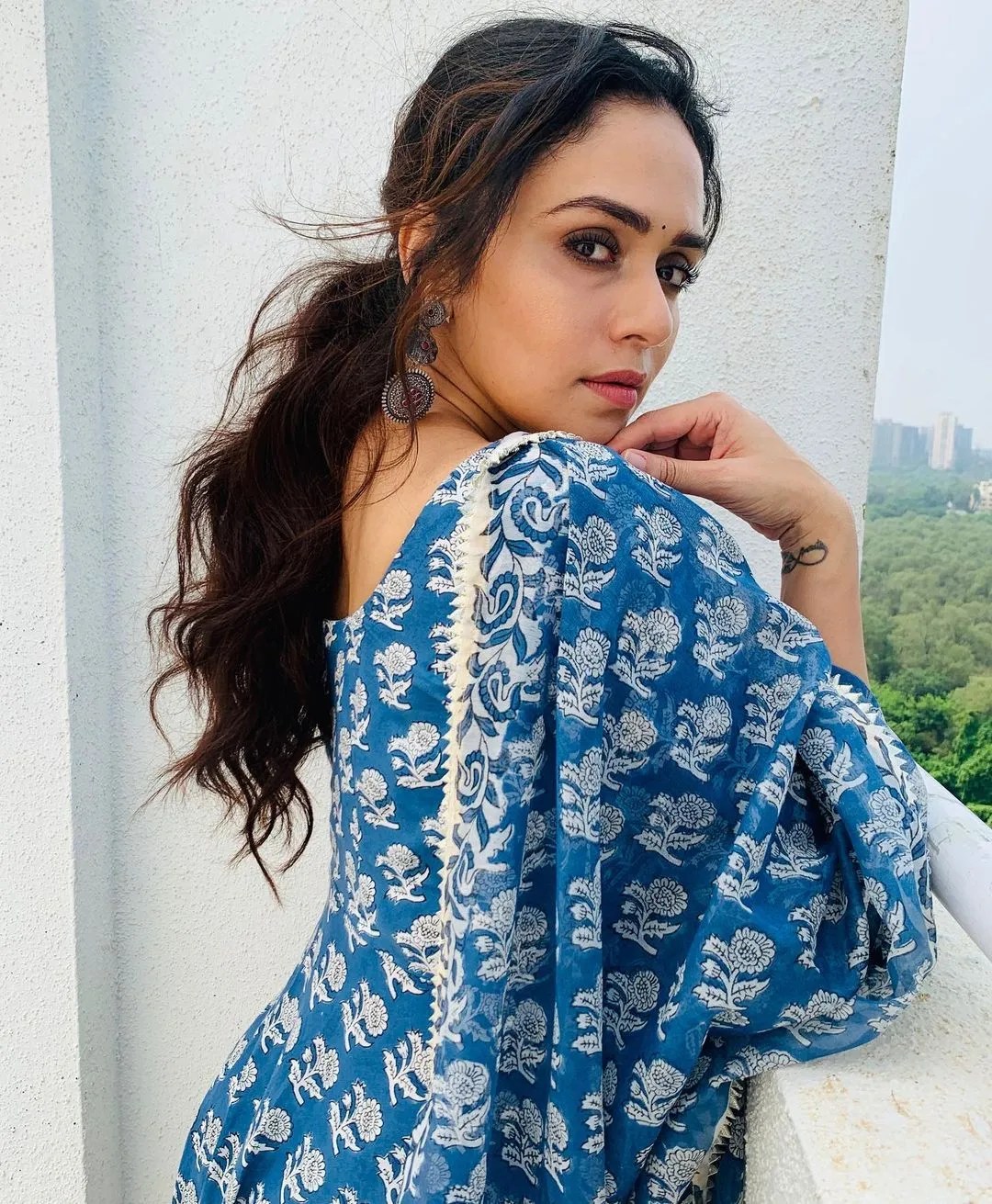 amruta khanvilkar photos 