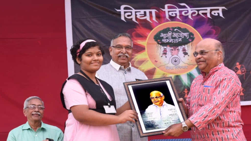 डोंबिवलीतील विद्यानिकेतन शाळेतील संगीत मैफलीत रमले आजी-आजोबा