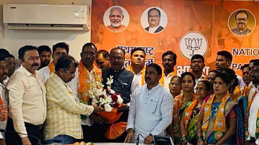 अलिबाग : दिलीप भोईर यांचा शेकापला अखेरचा लाल सलाम; चंद्रशेखर बावनकुळे यांच्या उपस्थितीत भाजपमध्ये प्रवेश
