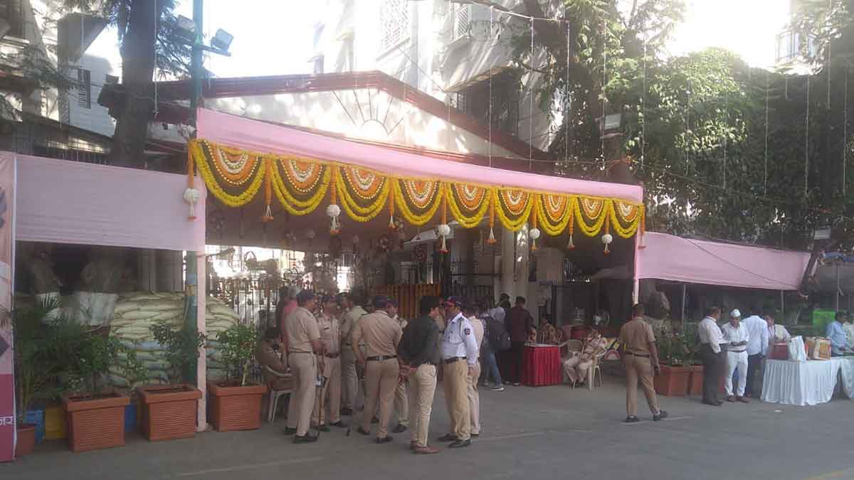  रात्रीपासूनच एकनाथ शिंदे यांच्या ठाण्यातील निवासस्थान आणि परिसर पुष्पहारांनी सजविण्यात आला होता. 